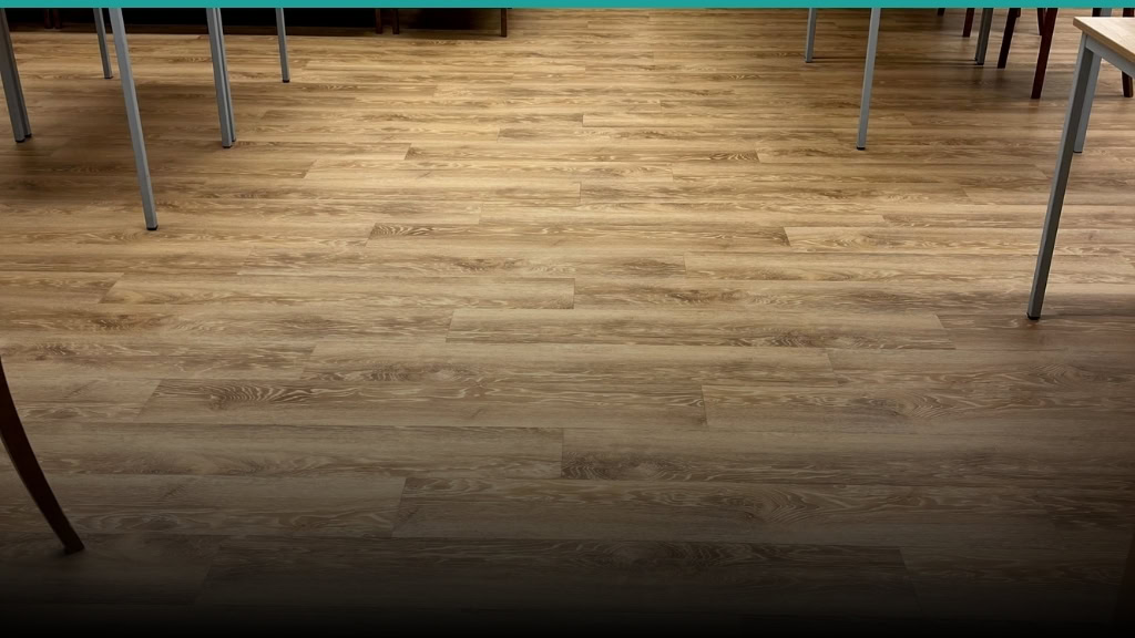 Záber na komerčnú miestnosť s vinylovou podlahou na lepenie BUKOMA DRYBACK